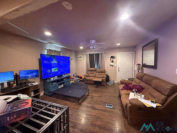 5th image of 902 W Runyan Ave