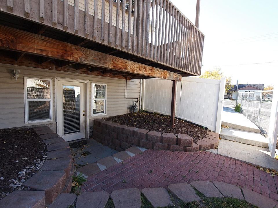 Entrance showing street access