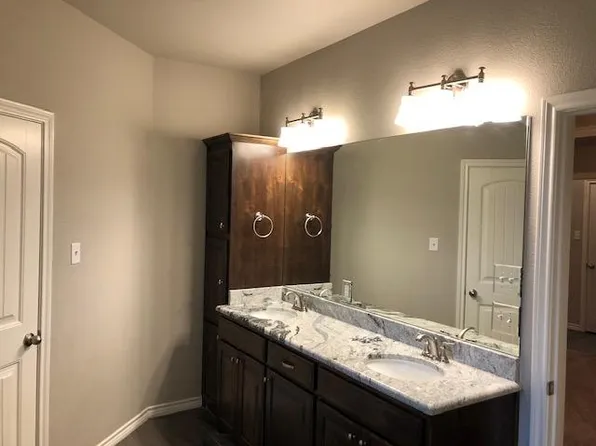 451 Silverton Dr, Granbury, TX 76049