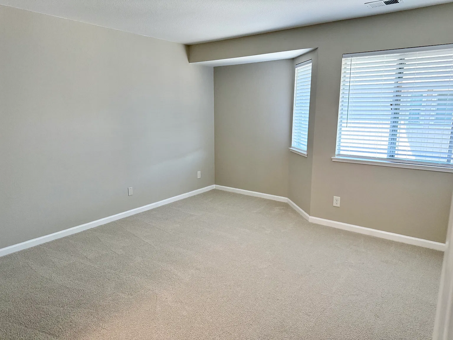 2 bed, 960 sqft, $3,300 — Photo 4