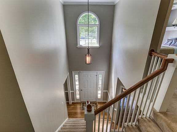 Graceful 2 story foyer