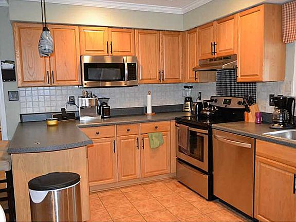 5th image of 601 Bishop Ct