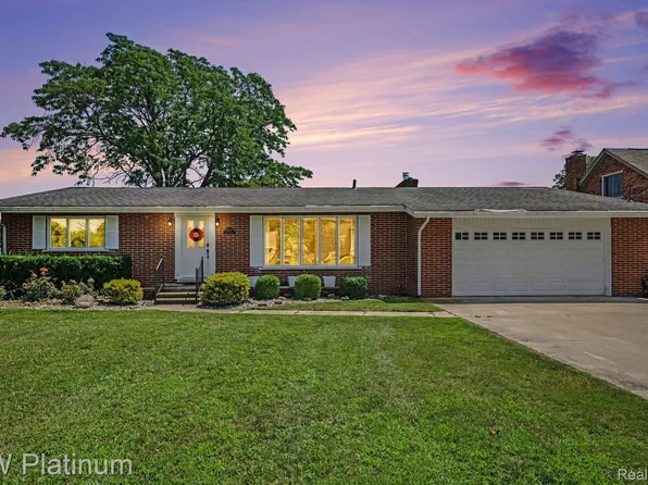 49750 Nautical Dr, Chesterfield, MI 48047