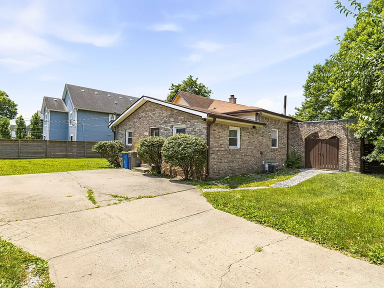 2061 Bellefontaine St — Photo 25