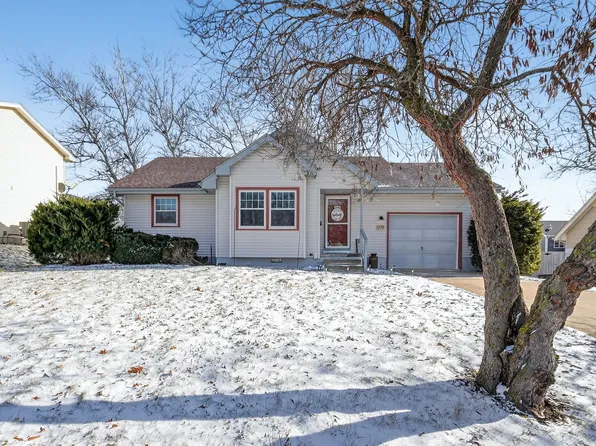 1352 Hunter Dr, Norwalk, IA 50211