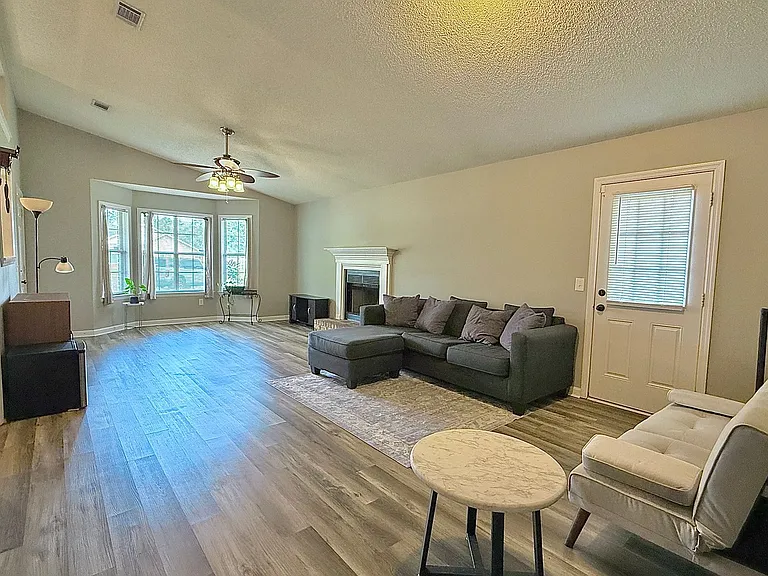 1233 Riyadh Rd — Photo 5