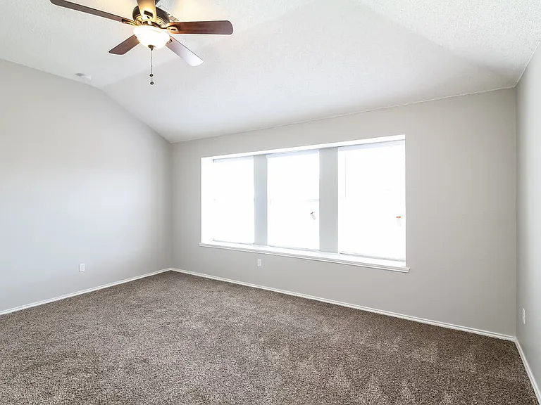 816 Parker Dr — Photo 5