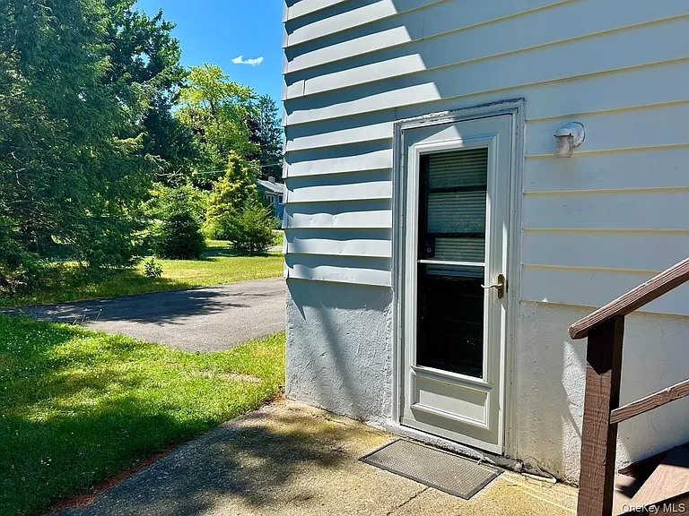 1 Holland Ln — Photo 2