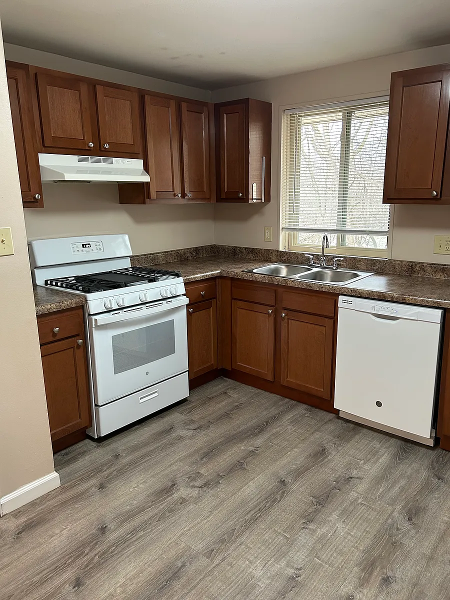 Building Photo - 122 W Dodridge St #E