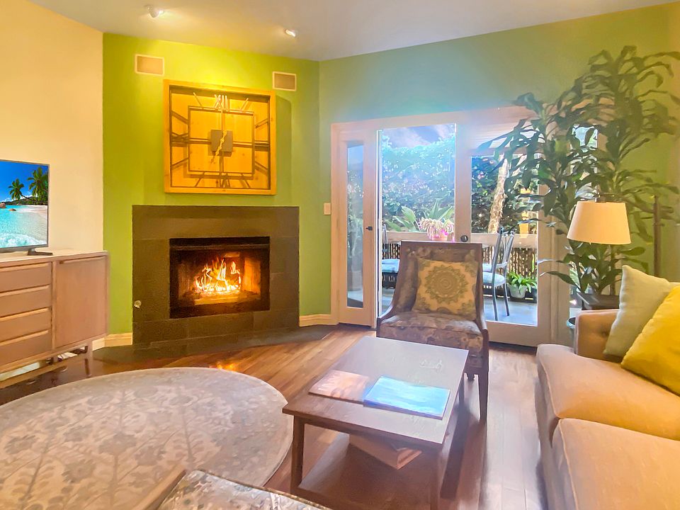 Gas fireplace, smartTV, direct access to patio/decking.