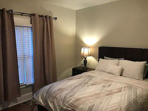 Queen Bedroom 1Fl