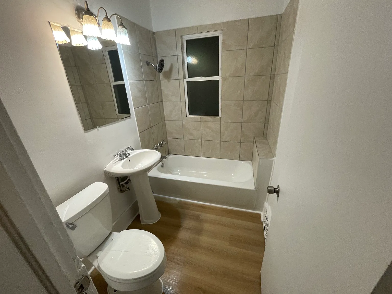6 bed, 1.0 bath, 2000 sqft, $1,700 — Photo 2
