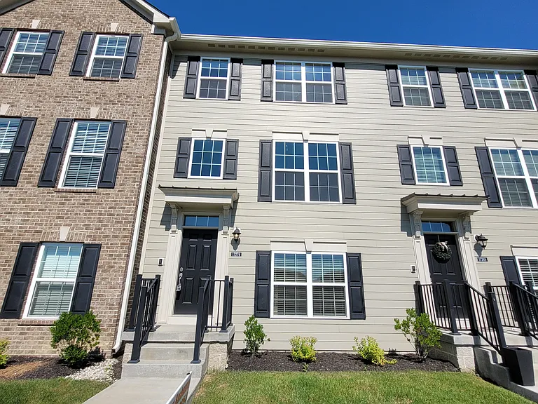Beautiful 3BR townhome with pond views in Oak Manor Villages