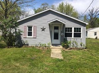 209 Adams St, Flora, IL 62839