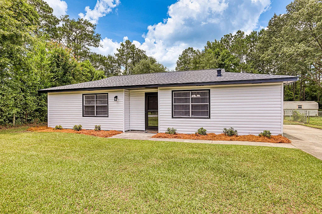 3 bed, 1130 sqft, $1,900 — Photo 1