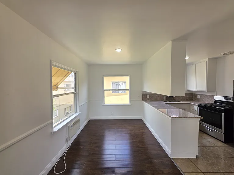 8706 Parthenia Pl #8 — Photo 11