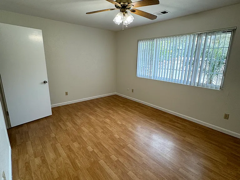 1725 Hillcrest Ln — Photo 12