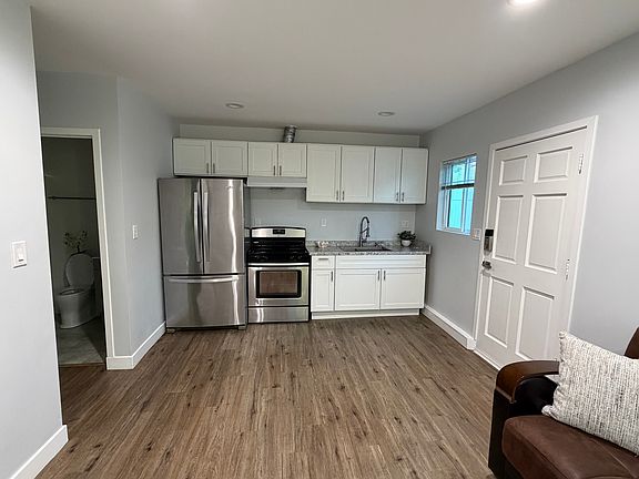 4th image of 12953 Strathern St