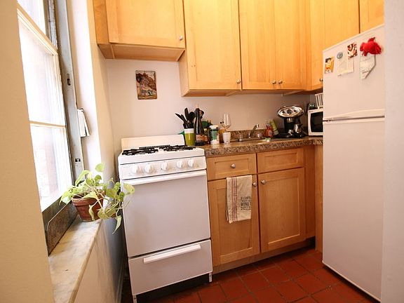 5th image of 206 E 17th St APT 5B