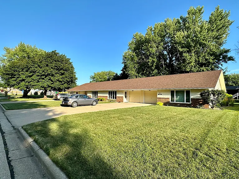 Well-maintained apartment building with ample parking and a convenient location.