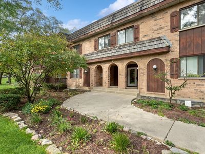 7920 Woodglen Ln APT 104, Downers Grove, IL, 60516