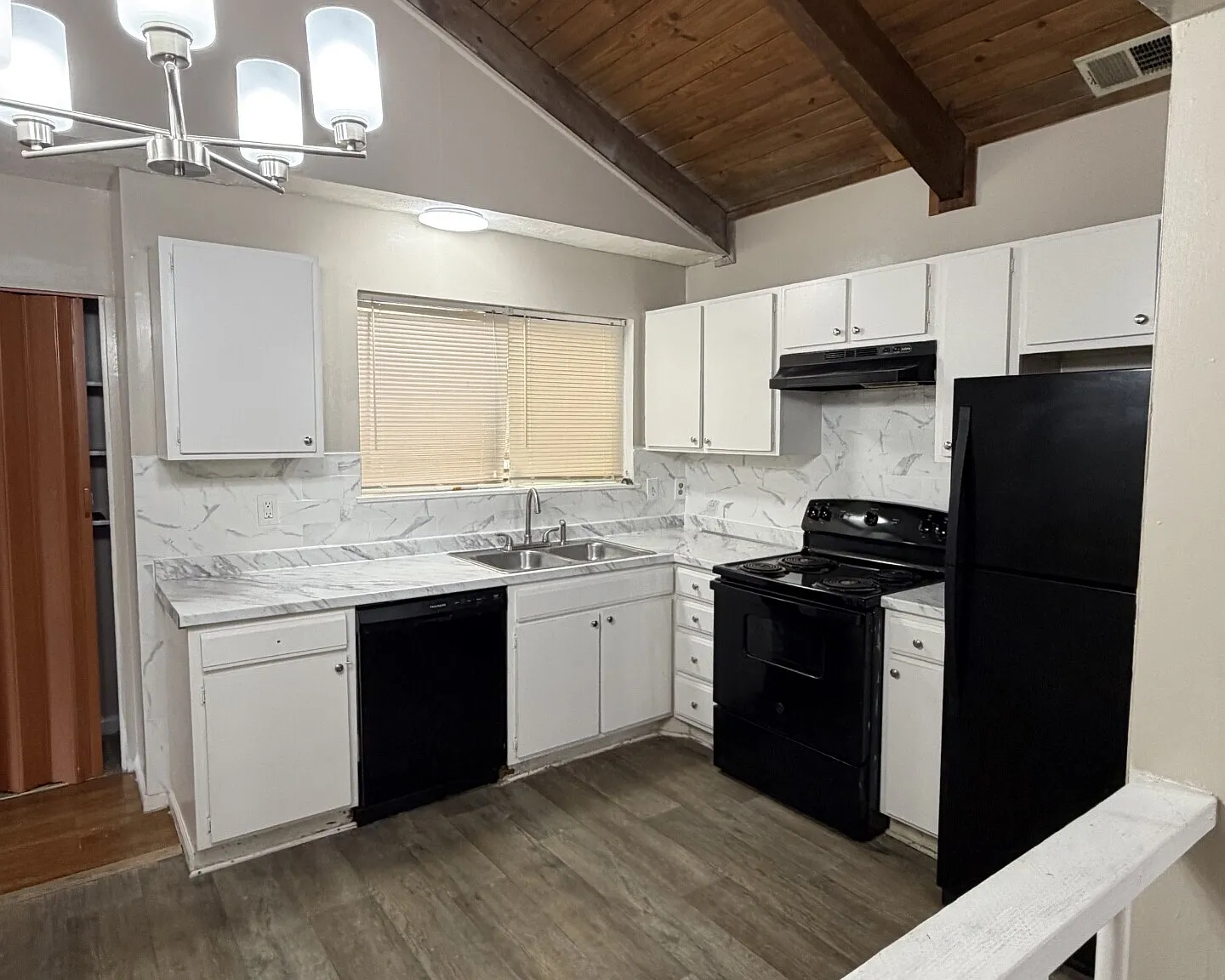 2 bed, 2.0 bath, 1148 sqft, $1,590 — Photo 3