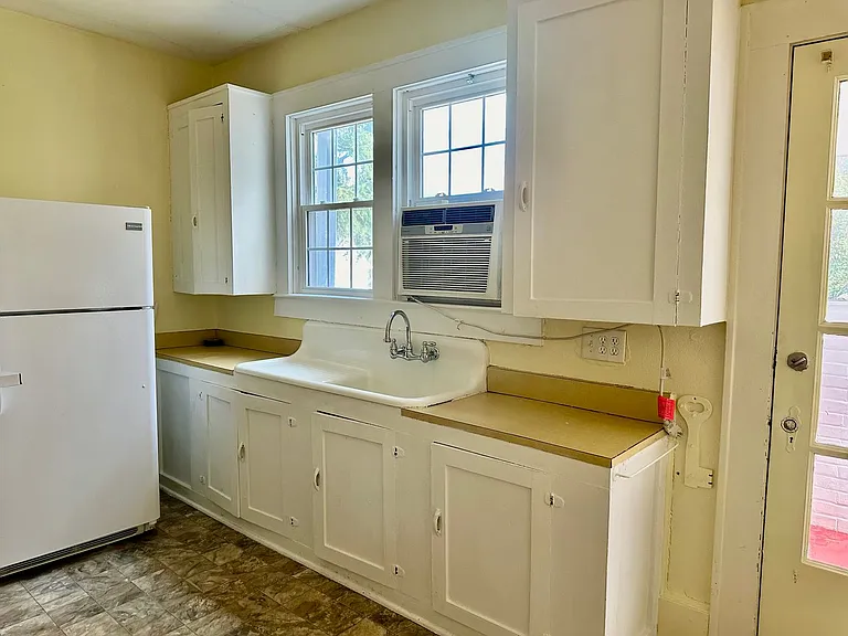 405 E Elm St — Photo 27