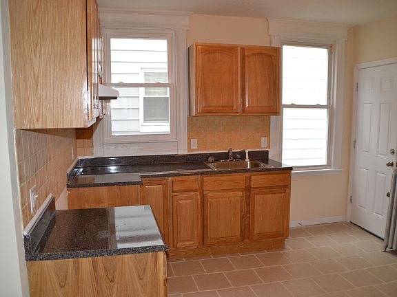 4th image of 17 Ellington St