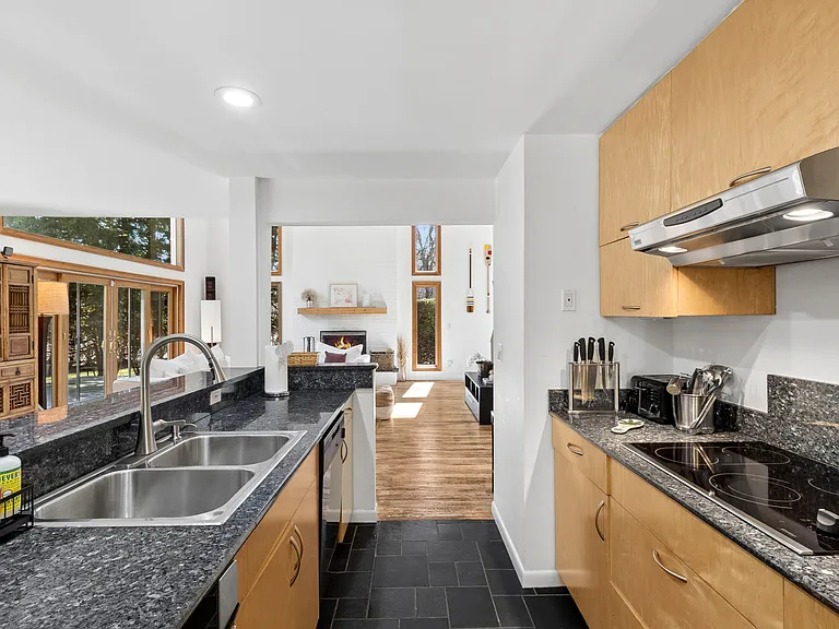 27 Montauk Ave — Photo 14