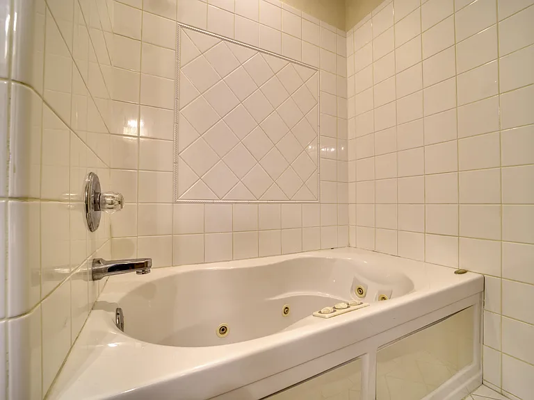 2904 NE 9th St — Photo 10