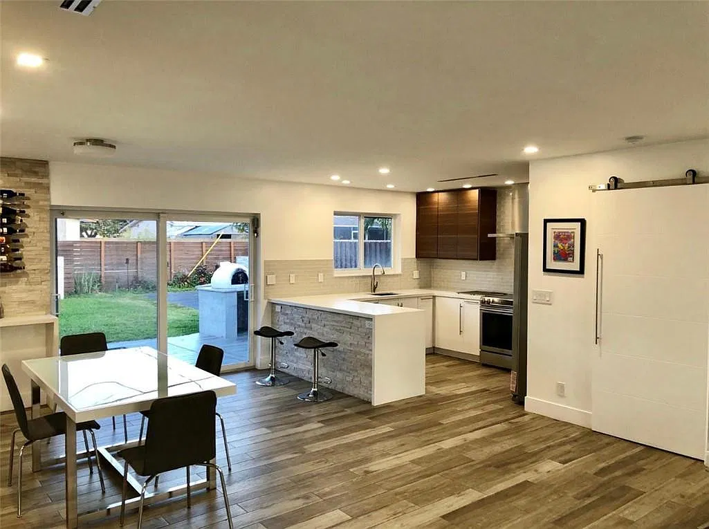 3 bed, 3.0 bath, 1502 sqft, $5,900 — Photo 2