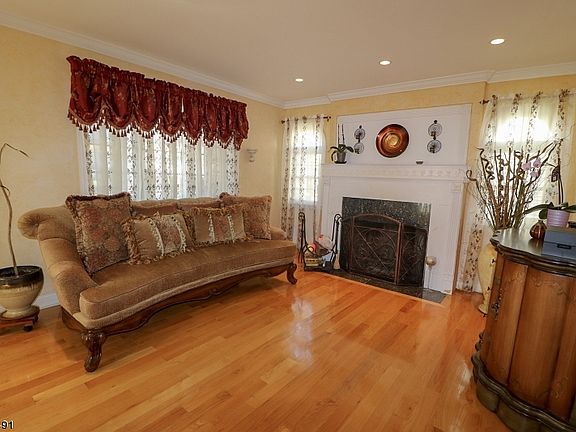 3rd image of 711-713 Emerson Ave