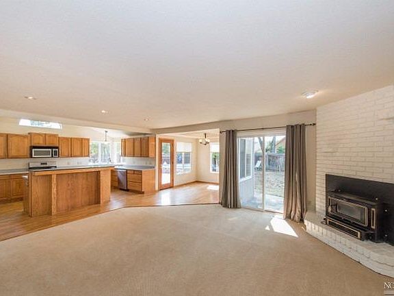 4th image of 20 Burgundy Ct