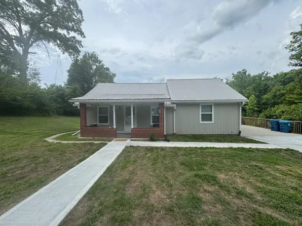 11828 E Roberts St, Sugar Creek, MO 64054