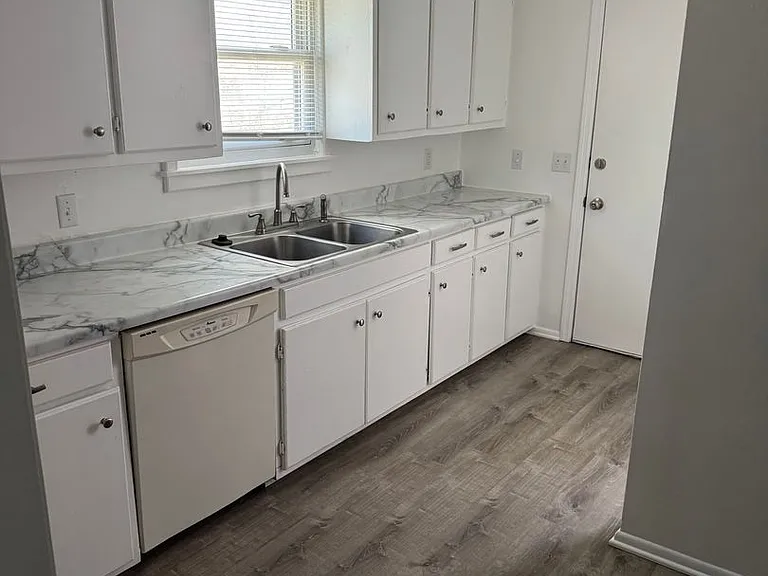 414 W College St — Photo 12