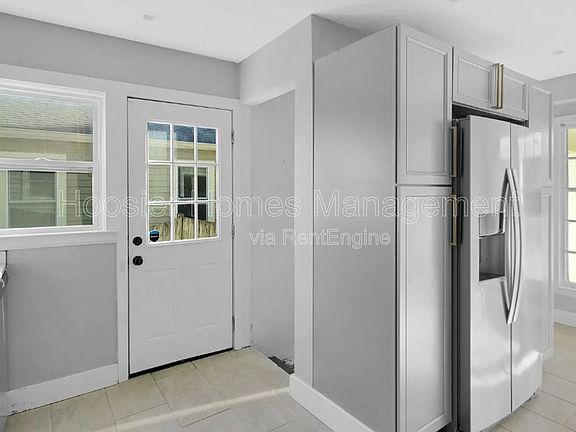 3rd image of 5017 Indianola Ave