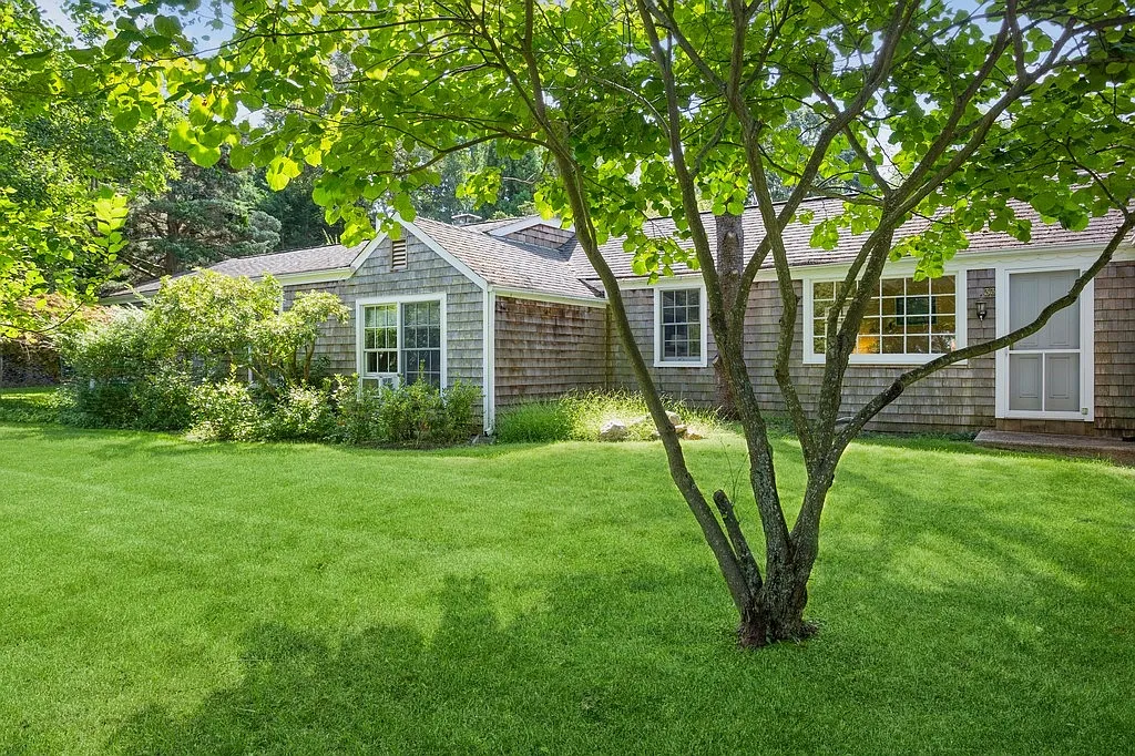 Charming Summer Home in North Haven Village-Pool & Privacy — Photo 1