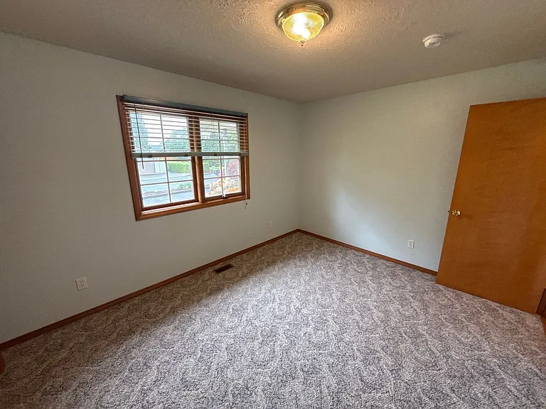 460 SE Conifer Pl — Photo 18