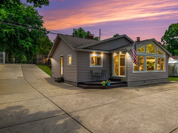 11912 E Shore Dr, Whitmore Lake, MI 48189