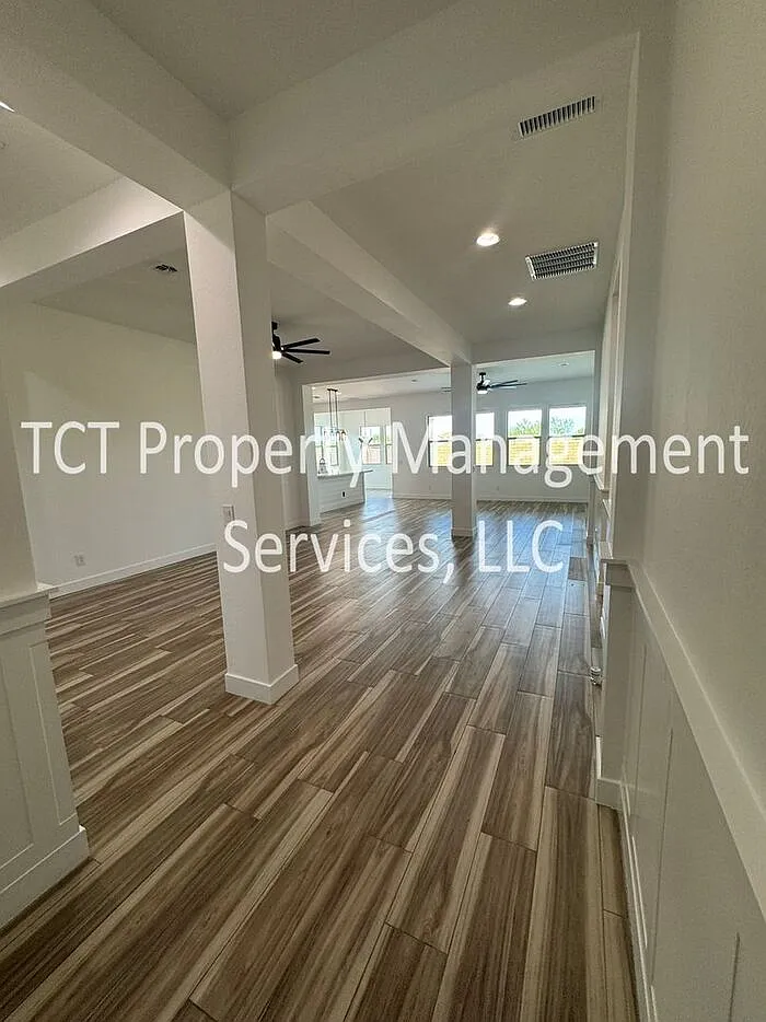 5 bed, 4.0 bath, 2726 sqft, $3,500 — Photo 2
