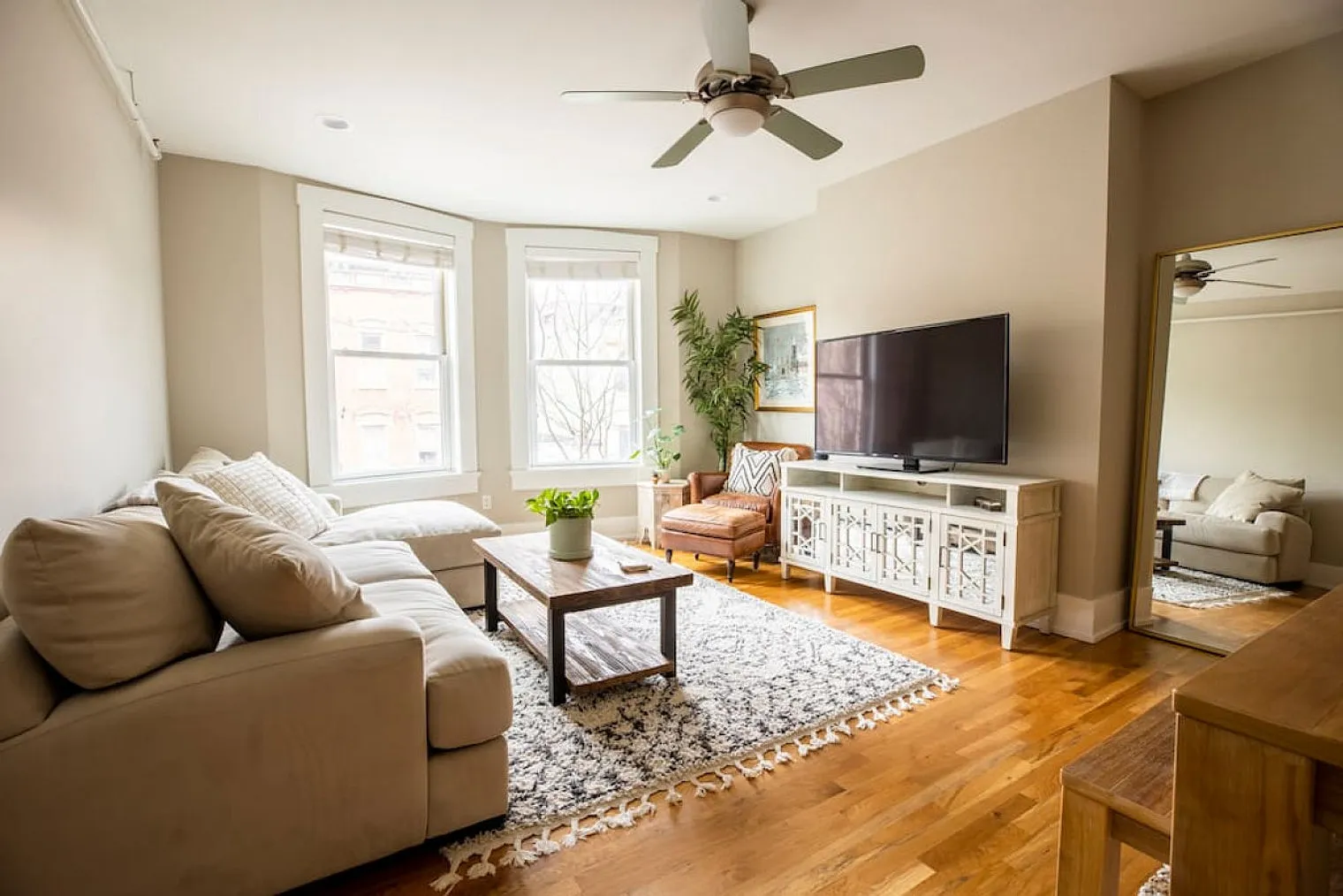 2 bed, 1.0 bath, 1076 sqft, $2,320 — Photo 1