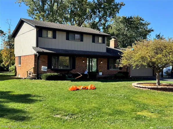 2856 Walmsley Circle Dr, Lake Orion, MI 48360