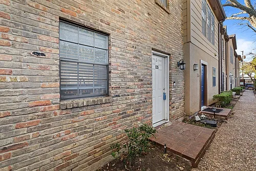 3818 N Hall St #125 Photo 1