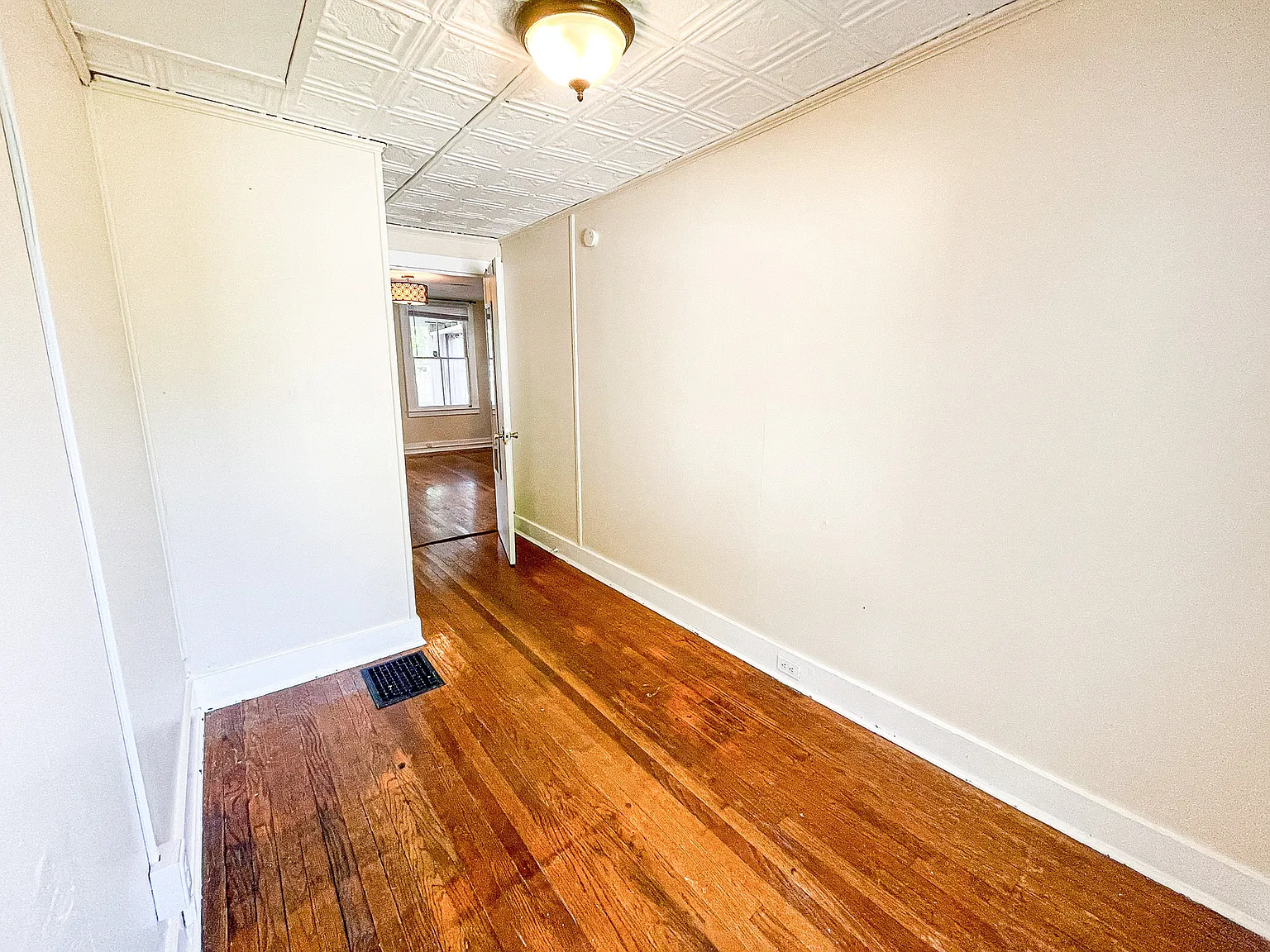 Unfurnished 1 Bedroom Apt 1W — Photo 3