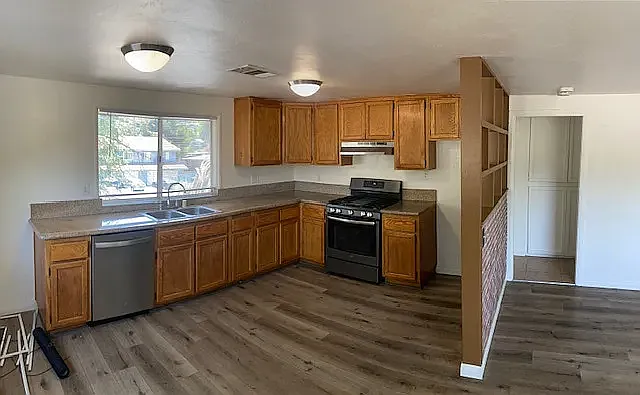 8263 Linden Rd — Photo 2