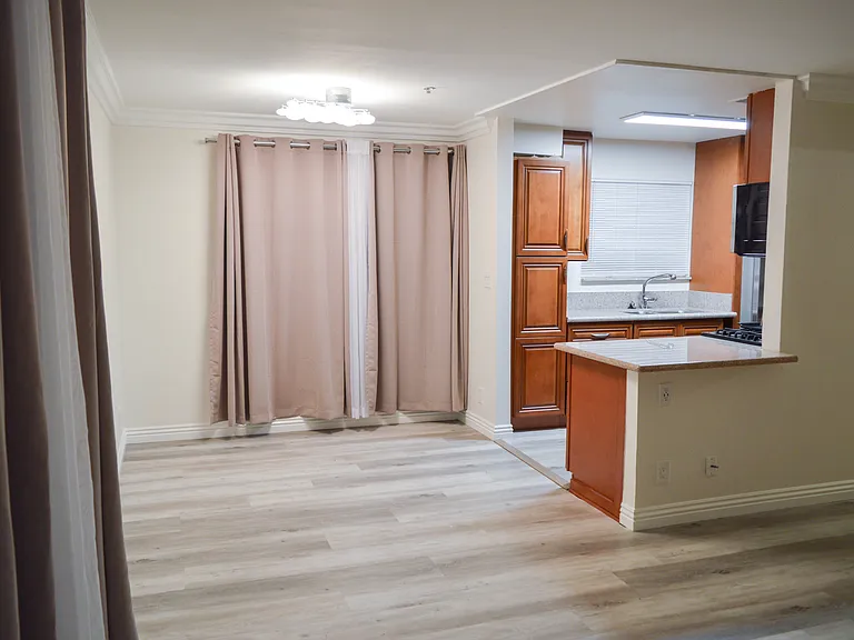 1726 Winona Blvd #104 — Photo 5