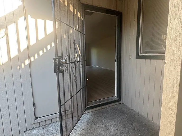 512 Lancaster Ln — Photo 16