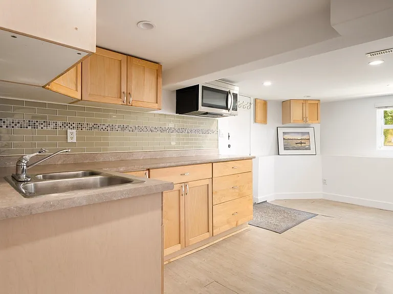925 E 19th Ave — Photo 32