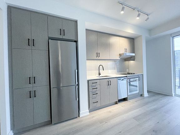 2nd image of 9 Tecumseth St #1120