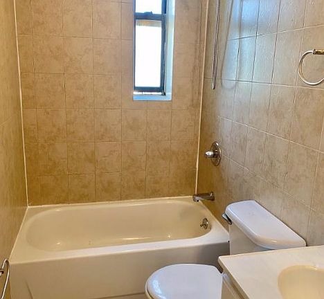 4th image of 568 Pacific St APT 4A